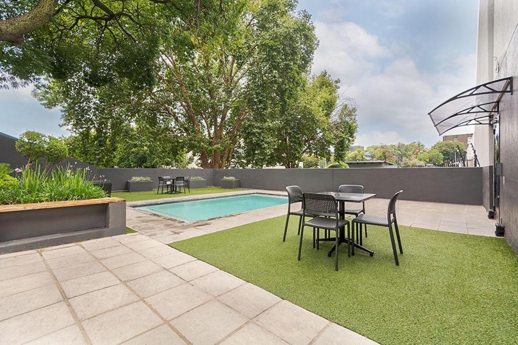 Urban Oasis Apartments At The Bolton ヨハネスブルグ エクステリア 写真