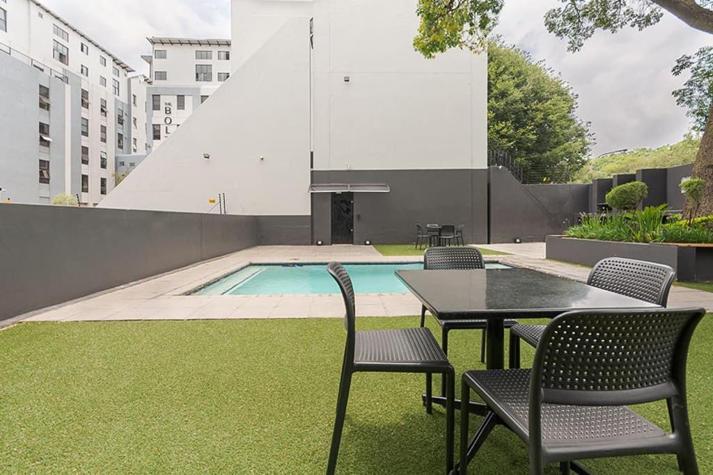 Urban Oasis Apartments At The Bolton ヨハネスブルグ エクステリア 写真